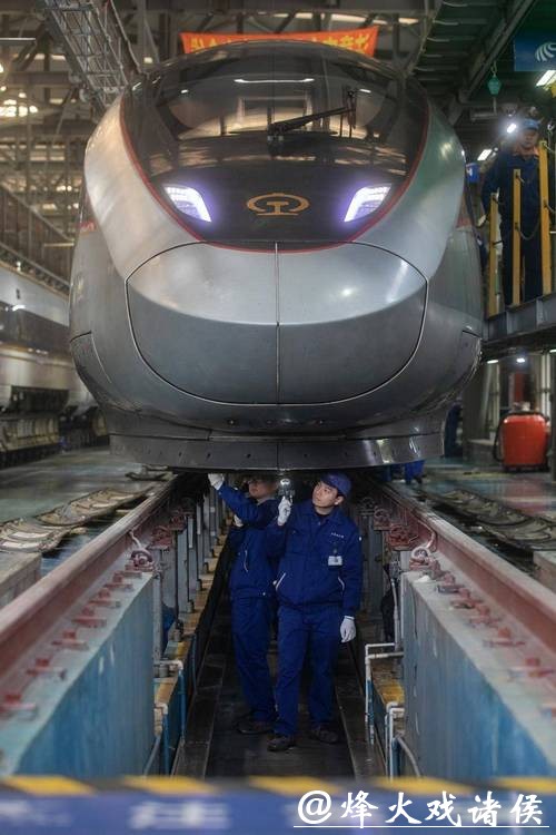 新春走基层｜“动车医生”春运不眠夜，起底华东最大动车所